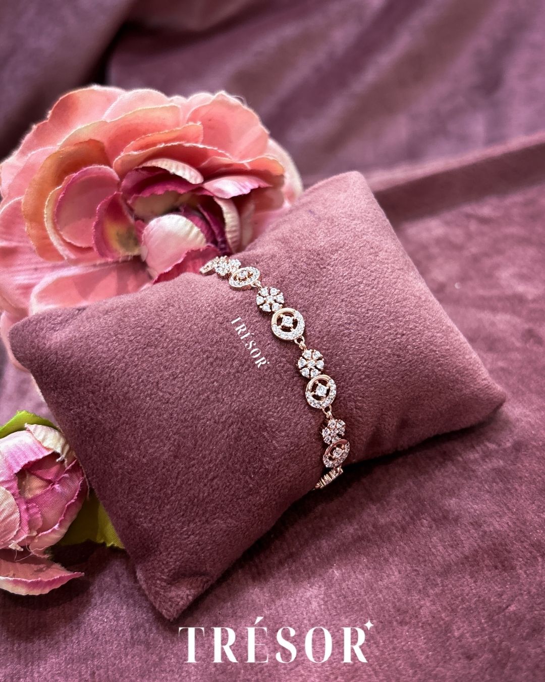 Fan Flower & Studded Circle Bracelet