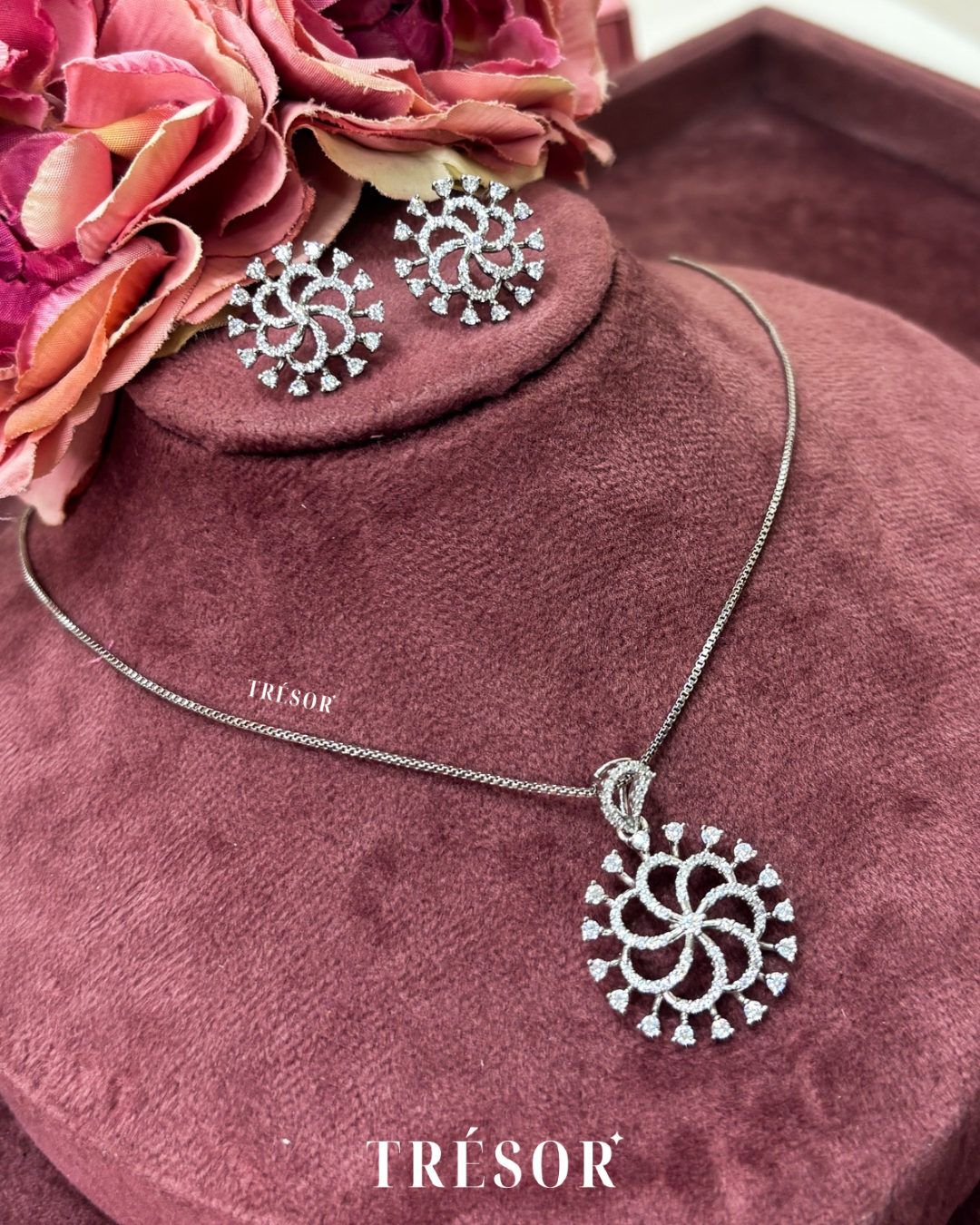 Round Twirl Flower Pendant Set