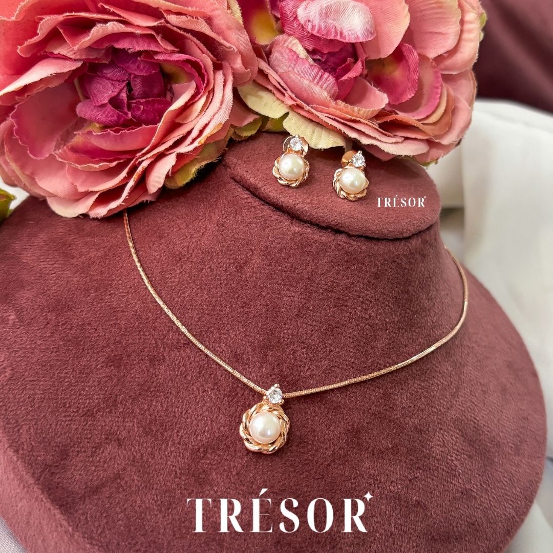 Vintage Pearl Pendant Set