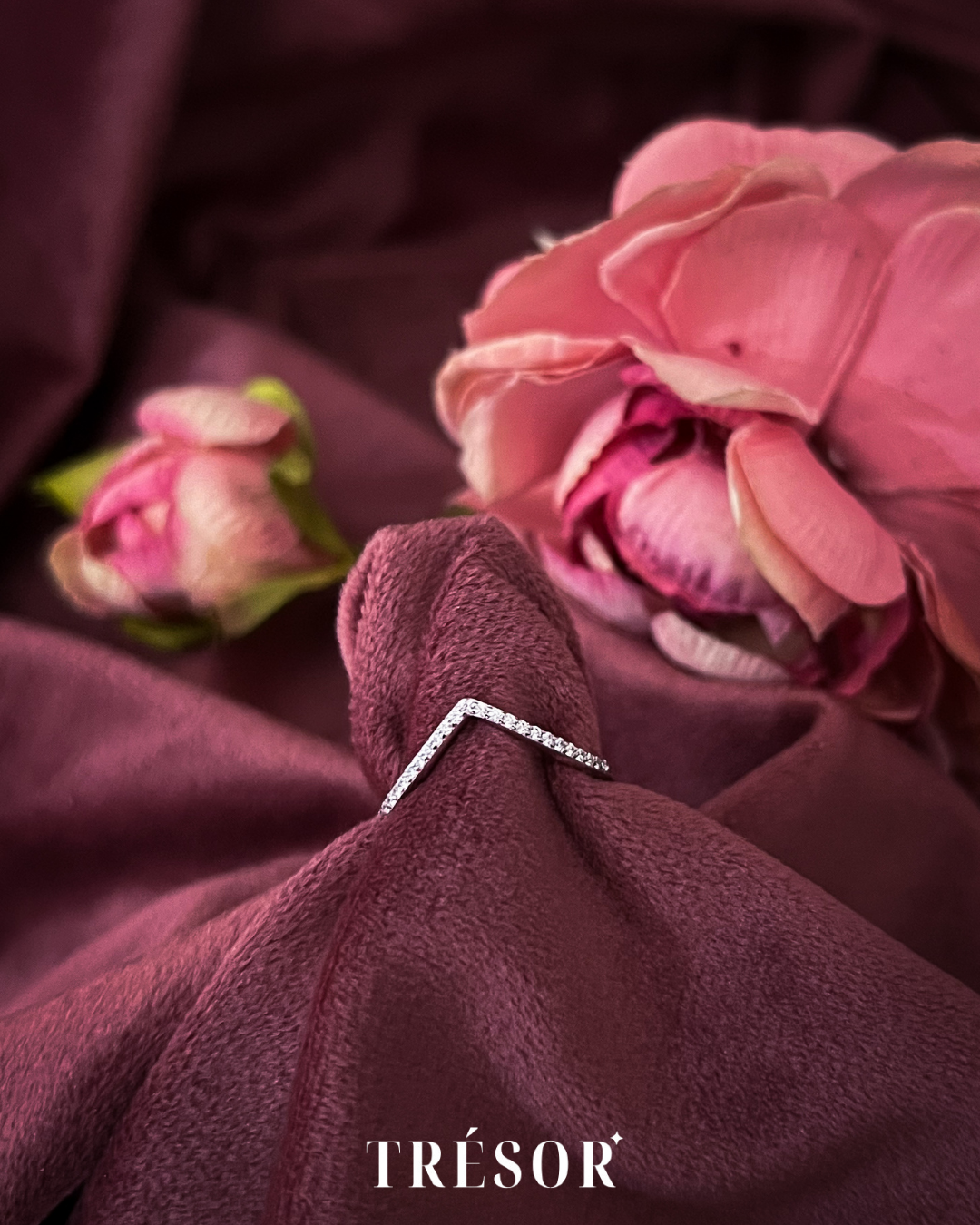 Dainty Studded V Ring