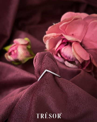 Dainty Studded V Ring