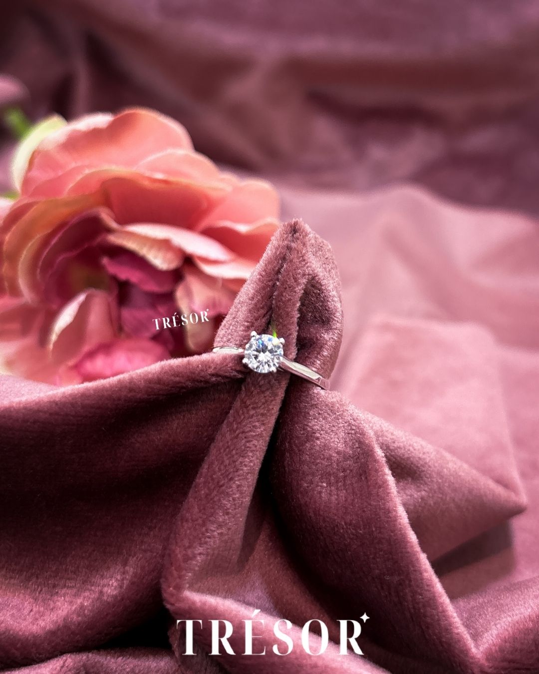 Solitaire Ring (4 Nails)