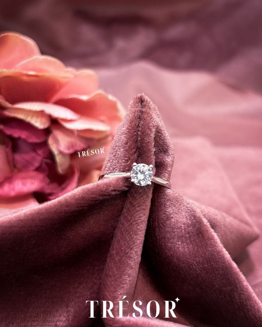 Solitaire Ring (4 Nails)